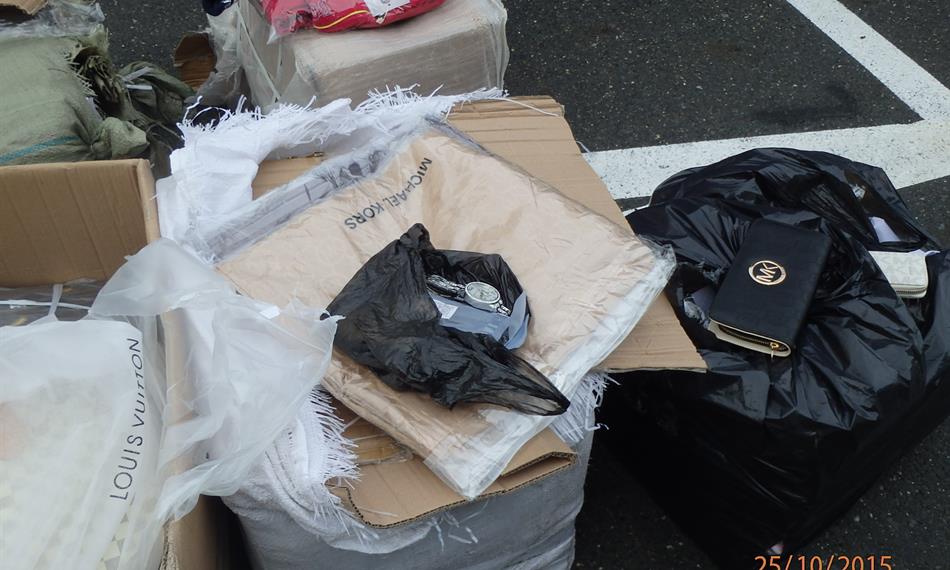 2015-10-27-921padělky MK.JPG